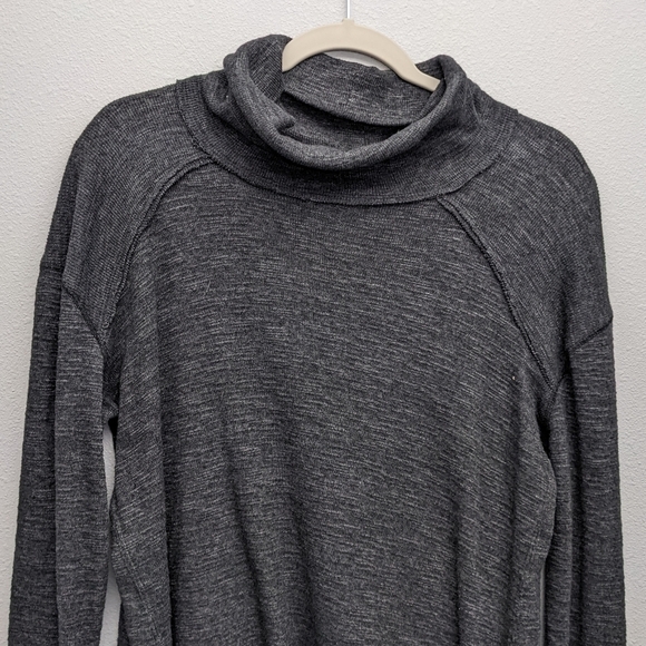 We The Free Turtleneck Back Slit Long Sleeve Sweater Size Medium - Picture 3 of 10
